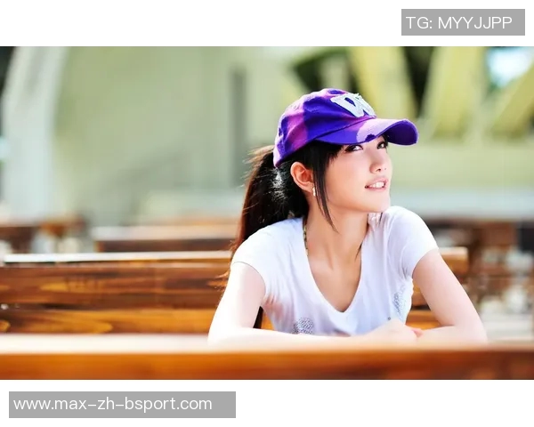 魅力四射的美女足球球员展现运动之美与风采