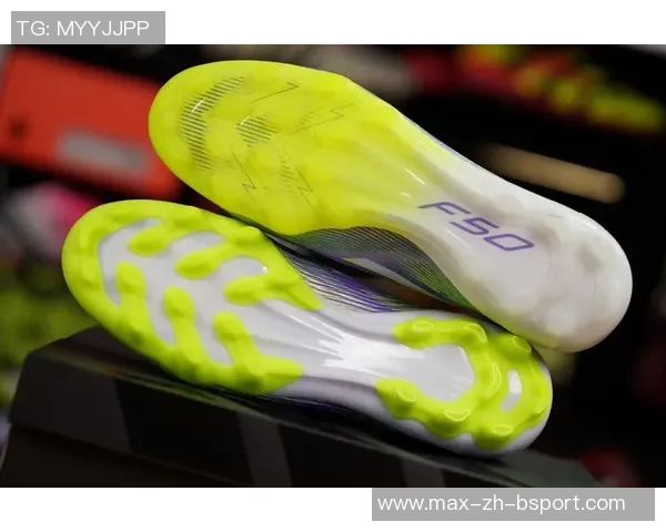 阿迪达斯AG足球鞋助力球场表现提升，尽享速度与控制的完美结合